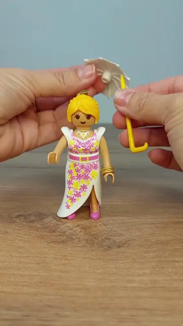 1 figur. 5 outfits. Which one do you remember? #corememories #playmobil #nostalg