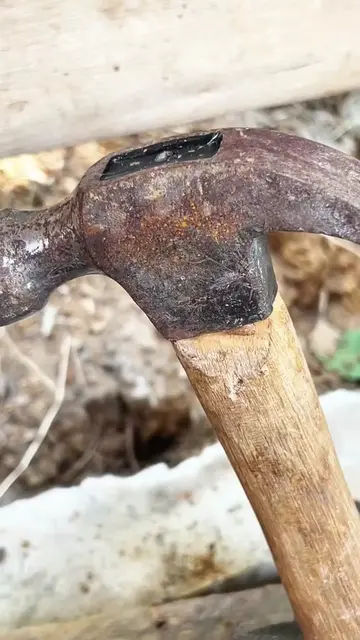 A clever idea for reinforcing a hammer handle