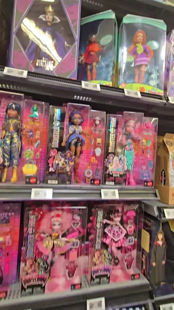 Scooby Doo Velma and Daphne Dolls! 🤎🐕 @Walmart #scoobydoo #dolls #toys #scooby