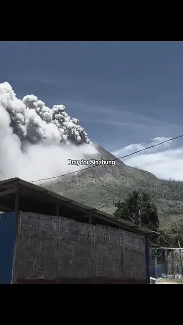 Gunung Sinabung di Tanah Karo, Sumut dikabarkan erupsi dan keluarkan abu vulkani