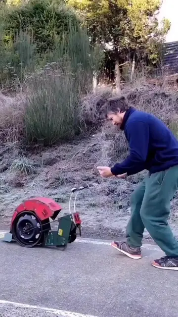 This artist takes metal sculpture to an entirely different level by turning his 