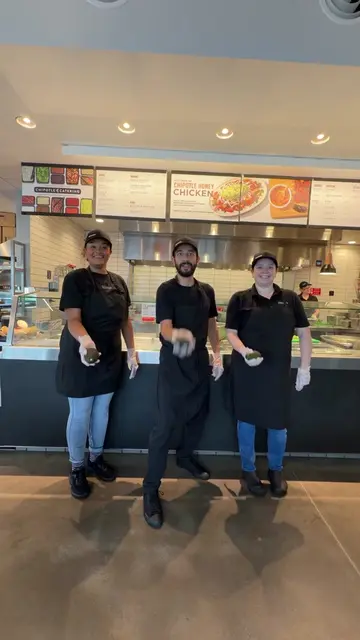 This might be the earliest I’ve ever shown up for lunch! 😂 @Chipotle #ChipotleP