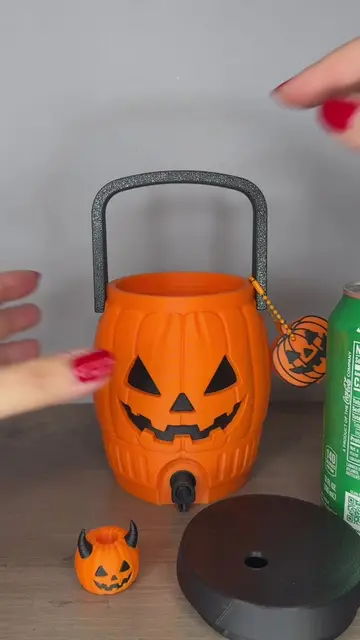 Halloween acabou de ficar ainda mais assustadoramente fofo! 🎃🖤 Esse can holder