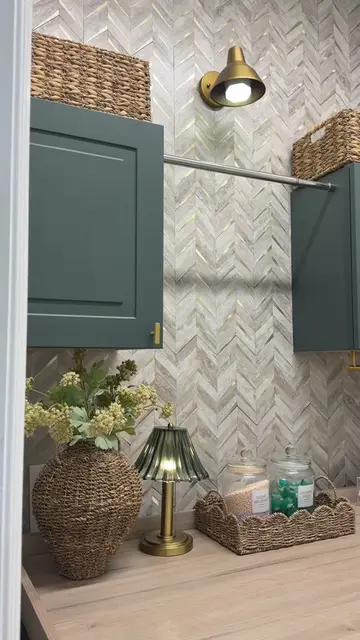 Proof that a small laundry room can still feel cozy 🤎 A little warm lighting an