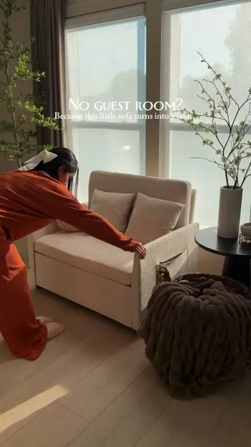 No guest room? No problem. 👀 This small sofa turns into a comfy bed—perfect for