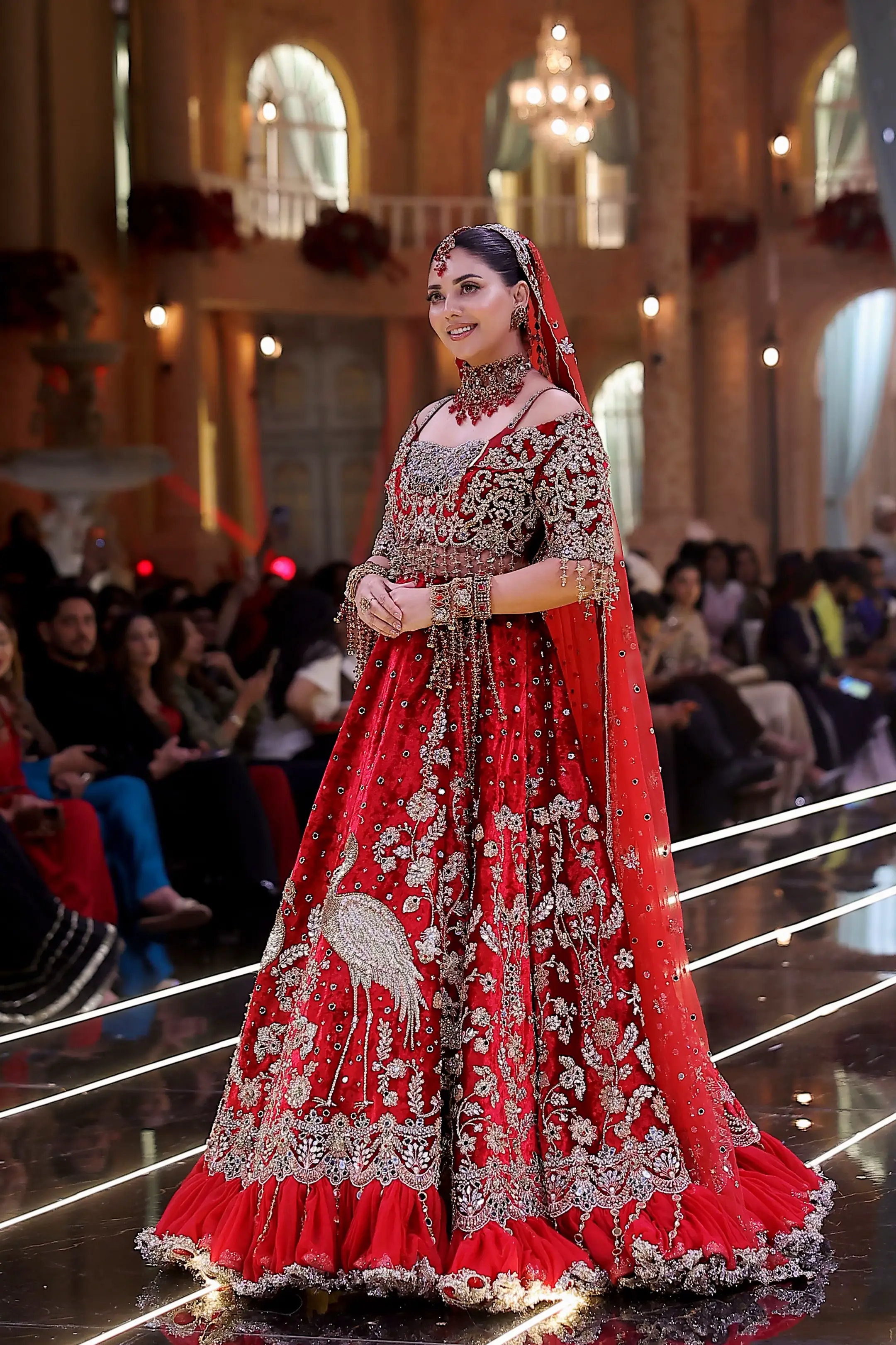 A true showstopper on the Kashee’s runway! ✨👑 Sunita Marshall brought her signa