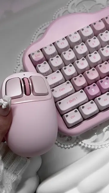 this mouse is so fun and comfortable to use, being able to squish it is so silly