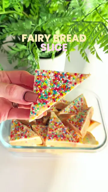 Fairy bread slice 🌈🍭🍫 One of my FAVOURITE slice recipes EVER 🤤 Ingredients: 
