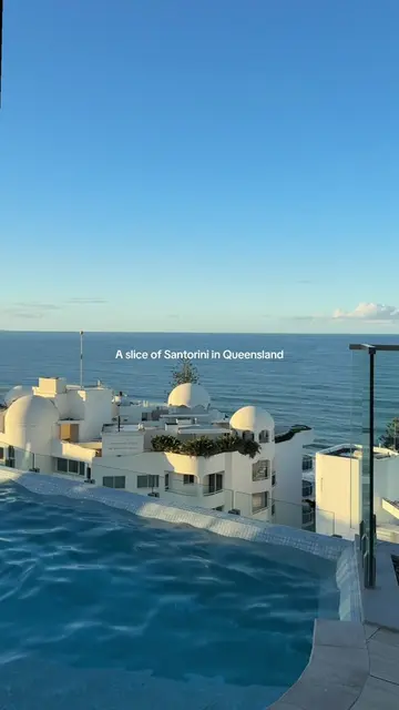 Your next staycay sorted 🍹🧡 #mooloolaba #avani #santorini #weekendgetaway 