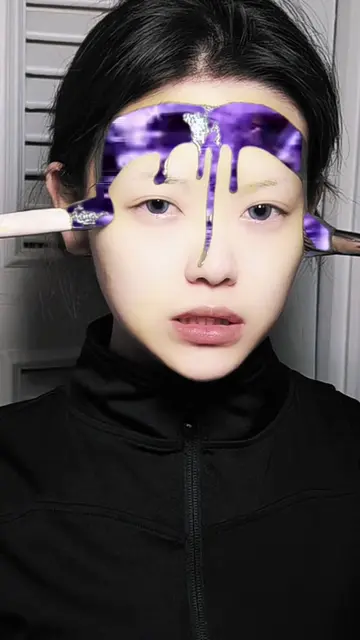 glitch makeup? #glitch #makeup #glitchinthematrix #glittermakeup 