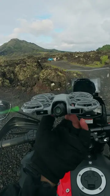 Le compagnon ultime pour vos virées à moto. Décollage en un geste depuis le guid