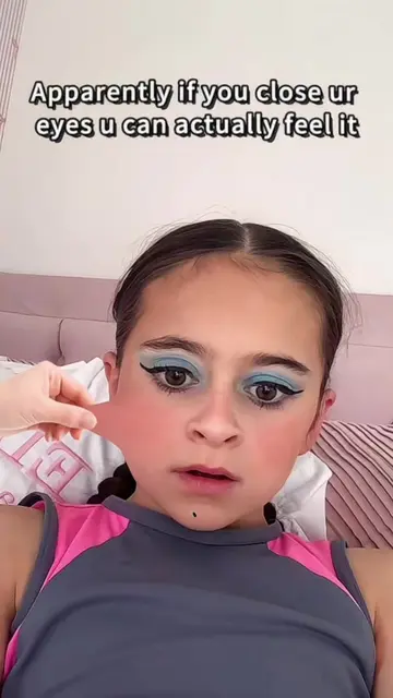 Try this filter here⬆️ How to make the viral hand pinch filter effect hand pinch