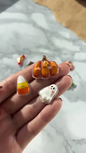 3D stickers out of hot glue🍂🧡 #hotgluediy #diystickers #autumnvibes 