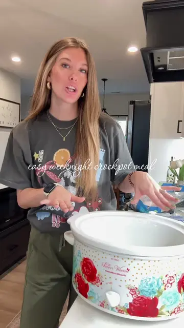 easy weeknight crockpot meal! chicken fajita nachos 😋 i saw this on tiktok from