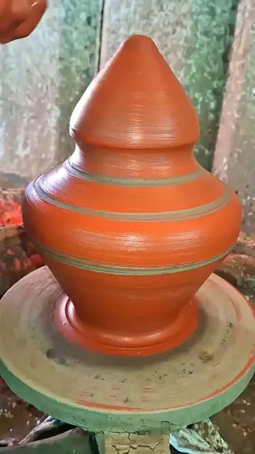 Satisfying Pottery Art & Craft Sliced live right off the whee Pure clay craftsma