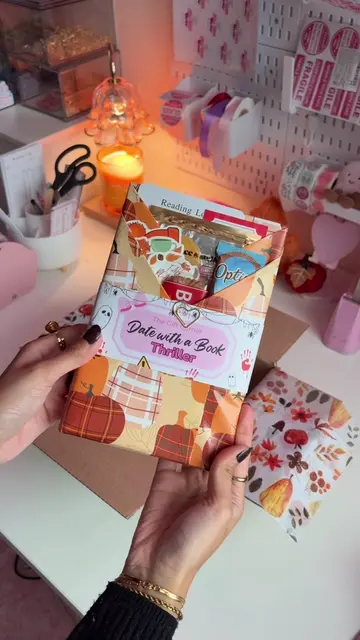 What a gorgeous little box filled with our autumn bits 📚🫶🏽🍂  #bookbundle #bo