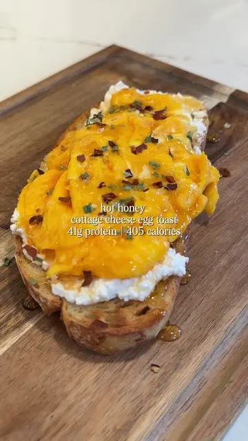 high protein hot honey cottage cheese egg toast 🍯🍳 if you’re looking for an ea