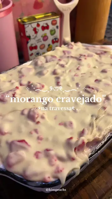 morango cravejado na travessa 🍓🍬  RECEITA calda: 1 xícara de açúcar, 1/2 xícar