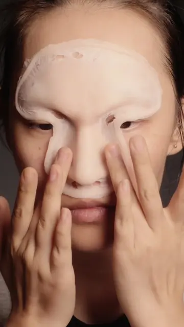 With the right details, one face can become almost anyone. This Chinese makeup a