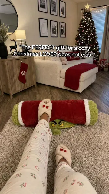 Meet the coziest thing you’ll wear all winter 🎄 This hooded and heated Grinch r