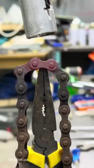 🔥 Don’t Throw Away That Old Bike Chain! This Hack Is Genius!