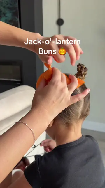 Save this quick and easy hairstyle 🎃 all you need: • orange napkins • clear ela