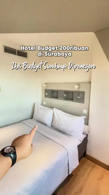 Hotel budget di Surabaya, kamarnya seNyaman ini dan udah ada gulingnya juga. Bua