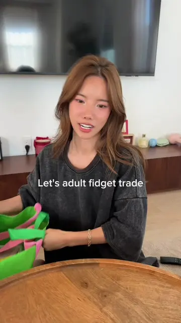 Adult fidget trade with @Jeffery Dang 😍 what a fair trade!  @anua_global @KIKO 