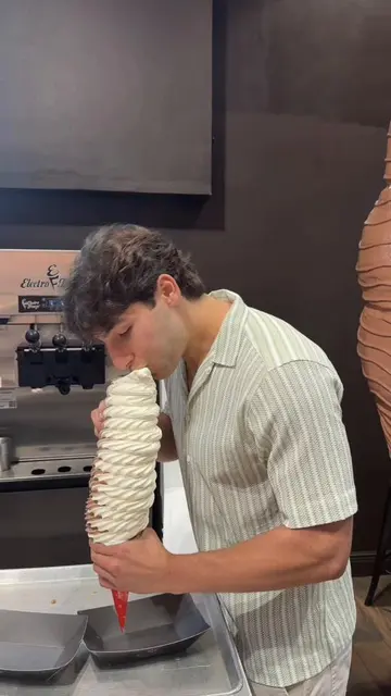 5lbs in 8 minutes challenge @Hampton Chocolate Factory - - #giantcone #giantfood