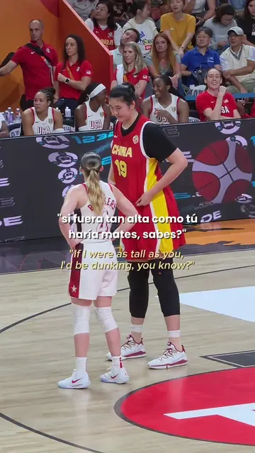 Paige Buckers meets Zhang Ziyu 🫱🏻‍🫲🏼 Breanna Stewart riéndose al fondo 😂 📺
