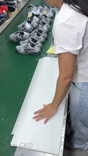 Shoe Factory – Experience the working atmosphere firsthand! We ship worldwide, a