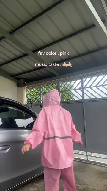 bakit wala kapang raincoat? 😚 #raincoat #rainessentials #pink #motorcyclerider 