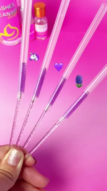 No more lash brush chaos! ✨ Keep your brushes cute, clean & organized. 💕🧼 🛍Sh