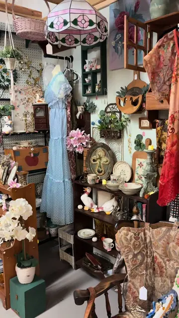 A new vintage store just opened here in Tupelo, MS so we MUST go check it out! T