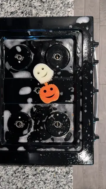We were a bit overdue for a stovetop clean over here 😉 🧼 #cleanwithme #CleanTo