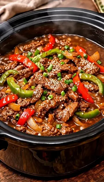 🥩 Crockpot Pepper Steak with Bell Peppers & Onions Tender strips of beef slow-c