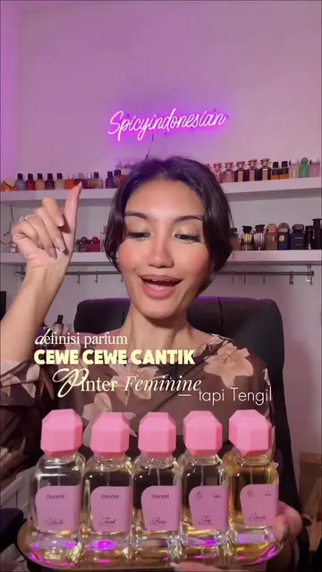 definisi parfum cewek centil dan tengil sih ini, plus look at how adorable the n