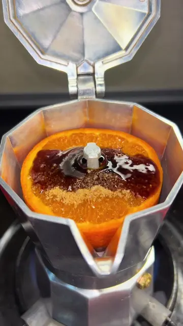 ☕️🍊Brewing coffee, adding fresh mandarin and a little brown sugar… and suddenly