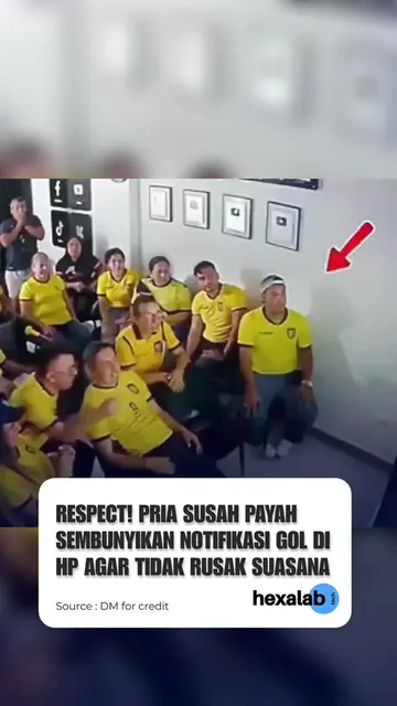 Sekelompok pria yang mengenakan jersey kuning sedang asyik menonton pertandingan