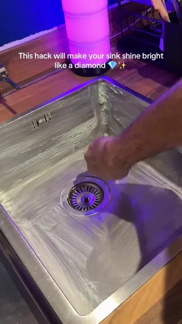 Bicarbonate soda + Fairy = a seriously shiny sink! 🧼✨ #cleaningtips #cleaningha