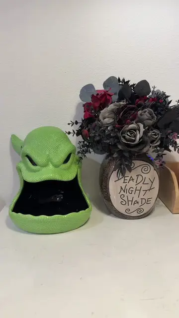 Nightshade flower arrangement! @derekmatt YOU GENIUS thank you🥹 #nightmarebefor