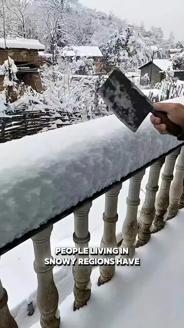 ❄️🏠 Living in a snowy region means constantly dealing with snow-covered roofs! 