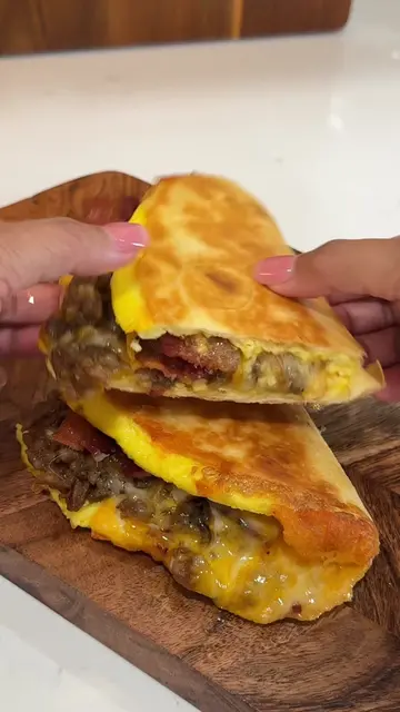 Crispy Breakfast Quesadilla crispy, cheesy & loaded! 🌮🍳🥓 This Breakfast Quesa