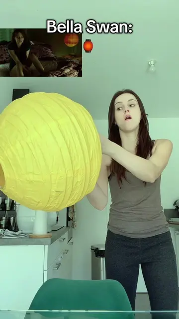 Belle quand elle a déplié la lanterne dans sa chambre: #twilight #humor #bella #