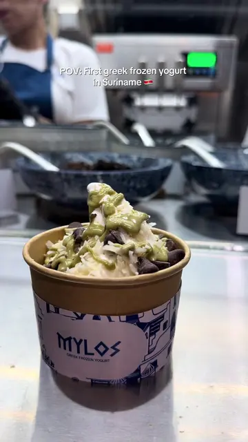 En blijkbaar is dit de EERSTE Greek frozen yogurt in Suriname 🍦 De prijzen staa