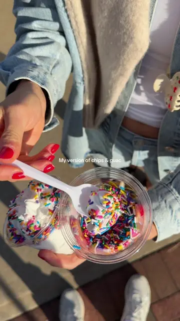 If you’re not getting a side of sprinkles wyd???? #icecream #sprinkles 