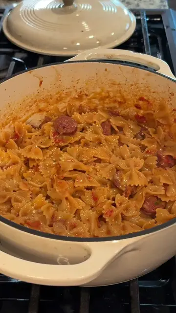 One pot. Minimal cleanup. And a dinner everyone will actually eat 🧀 This Cheesy