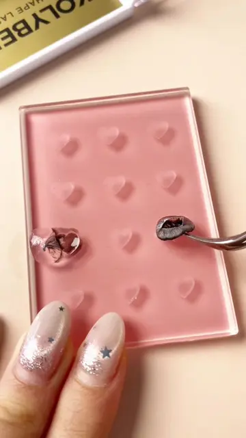 Water vs. Bonder 👀🧪 💧 Water = STRINGY 😵‍💫 💗 Bonder = PEELS OFF ✨ Lash glue