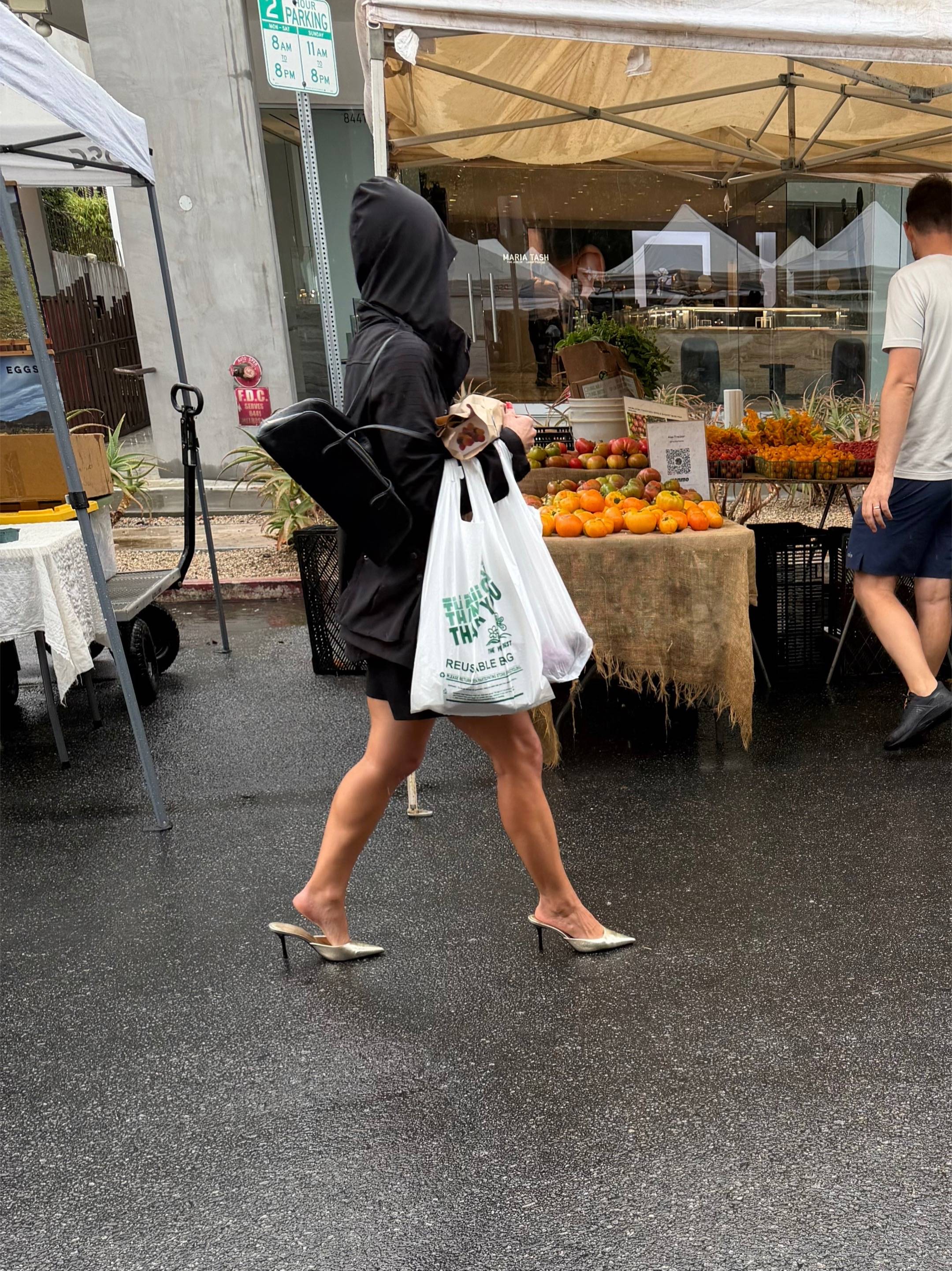 Whoever this woman was at the Melrose farmers market today I’m inspired!! #chic 