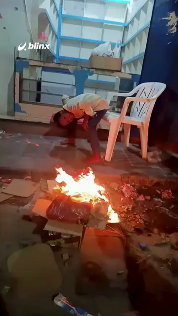 عبد الله الشهري صاحب محل بقالة في عدن حرق كتاب ديون عملائه .. إيش السبب وكيف الح